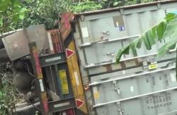 Video Truk Bermuatan Sarung Terjun Ke Jurang Sedalam 25 Meter