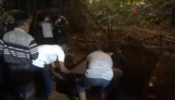 Video Pasutri Terduga Pelaku Bom Bunuh Diri Dimakamkan Satu Liang Lahat di TPU Maros Sulsel