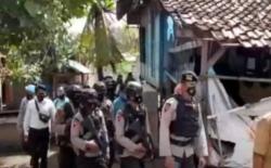 Video Polisi Geledah Rumah Terduga Teroris di Bima NTB