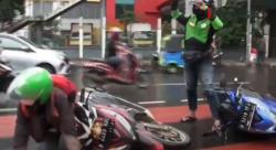 Video Pengendara Motor Berjatuhan Terkena Tumpahan Oli di Senen Jakpus