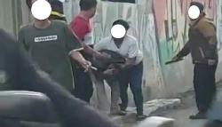  Viral, Pemuda di Karawang Baku Hantam Pakai Batu, Netizen: Nggak Ada yang Misahin Ini!<