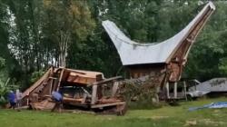 Diterjang Angin Puting Beliung, 2 Rumah Adat Toraja Rusak, Pohon Bertumbangan