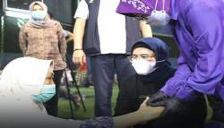 Mensos Risma Tenangkan dengan Pegang Tangan Warga Terdampak Kebakaran Kilang Balongan<