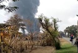 Video Warga Panik saat Ledakan Susulan dari Kilang Minyak Balongan<