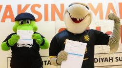 Berikan Semangat, Jojo dan Zoro Sambut Peserta Vaksinasi di UMSurabaya