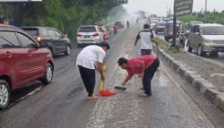 Awas! Ada Limbah Seperti Jelly Tercecer di Jalan Raya Klari Karawang