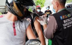 Sambil Boncengan di Atas Motor, Begini Gaya Warga Vaksinasi Covid-19 Drive Thru 