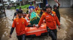 Tim SAR Evakuasi Jenazah dengan Perahu Karet Lewati Banjir Baleendah