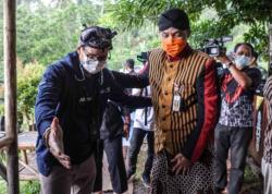 Nikmati Keindahan Alam, Sandiaga Uno dan Ganjar Pranowo Nongkrong Bareng di Desa Wisata Lerep