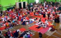 Video Pengungsi Kebakaran Kilang Minyak Balongan Alami Sesak Napas<