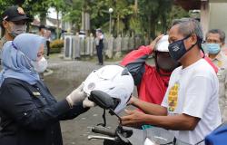 Pemkab Sleman Bagikan Helm Standar SNI bagi Pengendara Motor yang Tertib Berlalu Lintas