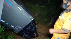 Tim SAR Gabungan Cari Kernet Mobil Boks di Sungai Cigugur Cirebon