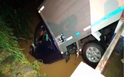 Mobil Boks Terseret Luapan Sungai di Cirebon, Satu Orang Hilang