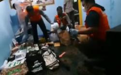Geledah Rumah di Cangkuang Bandung, Densus 88 Antiteror Temukan Kaus Bergambar HRS<