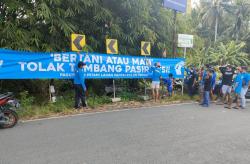 Pasang Ratusan Spanduk, Petani Pesisir Kulonprogo Tolak Tambang Pasir Besi