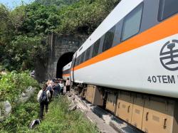 Kecelakaan Kereta Api Tabrak Truk, 36 Penumpang Tewas 