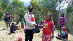 Tokoh Agama di Sugapa Intan Jaya Apresiasi Kehadiran Personel Binmas Noken Polri