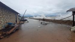 Banjir Rob di Rote Ndao Paksa Ratusan Warga Mengungsi