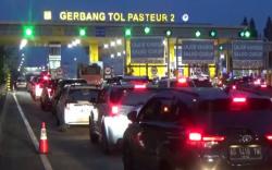 Ribuan Buruh Tiba di Gedung Sate, Gerbang Tol Pasteur Bandung Dibuka Kembali<