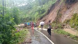 Jalan Penghubung Gowa-Sinjai Longsor, Rumah Warga Rusak Tertimpa Material Tanah 