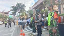 Amankan Rangkaian Ibadah Paskah, Polisi Periksa Barang Bawaan Jemaat Gereja