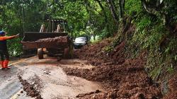 Tanah Longsor Tutup Jalan Raya Serang - Anyer