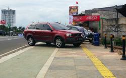 Baru Selesai Dibangun, Trotoar Rawa Buntu Tangsel Jadi Tempat Parkir Liar