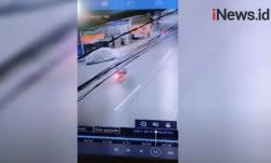 Video 2 Pengendara Motor Adu Banteng usai Lawan Arus di Tebet Jaksel