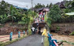 Jembatan Penghubung 2 Kecamatan di Empat Lawang Ambruk<