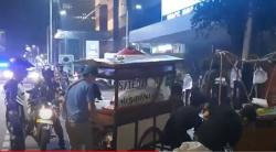 Razia Jam Malam di Jakarta, Petugas Bubarkan PKL dan Kerumunan Pengunjung