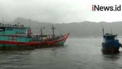 Video Kapal Ikan Karam Dihantam Ombak di Sibolga, 5 Orang Hilang
