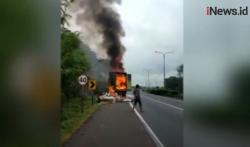 Video Truk Ekspedisi Terbakar di Tol Tangerang-Merak