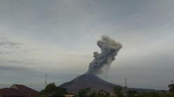 Gunung Sinabung Tiga Kali Erupsi, Tinggi Kolom Abu Terpantau 2.000 Meter<