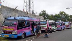 Gegara Marak Taksi Gelap, Sopir Elf Trayek Cianjur Selatan Mogok Massal