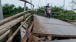 Jembatan Penghubung Antardesa di Lebak Rusak