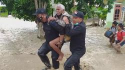Perjuangan Anggota Polri Evakuasi Warga Korban Banjir Bandang NTT<