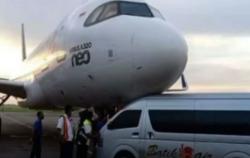 Video Viral Bus Tabrak Moncong Pesawat Batik Air