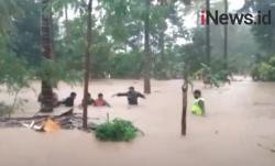Video TNI-Polri Terjang Banjir Evakuasi Warga di Kefamenanu NTT