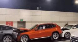 12 Mobil Mewah Ringsek Tabrakan Beruntun di Jalan Tol