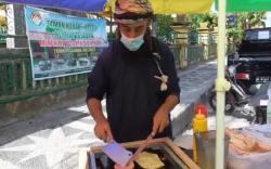 Diisukan Ditangkap Imigrasi, Bule Argentina Jualan Kebab Ternyata Sedang Buat Gerobak Baru