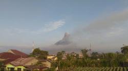 Gunung Sinabung Erupsi dan Semburkan Abu Vulkanis Setinggi 700 Meter
