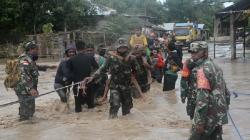 TNI-Polri Evakuasi Ratusan Warga Terjebak Banjir Bandang di Malaka NTT