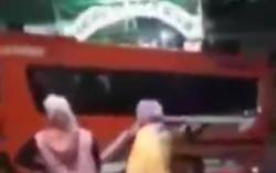 Viral, Ada Mobil Elf Kesasar Hingga Gerbang Makam Sunan Muria Kudus