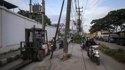 Awas, Tiang dan Kabel di Tengah Jalan Raya Perancis Membahayakan Pengendara