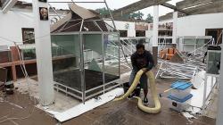 Atap Taman Reptil Purbalingga Roboh Timpa Kandang Ular Sanca Kuning