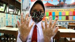 Siswa Semarang Pakai Sarung Tangan Plastik saat Pembelajaran Tatap Muka