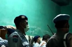 Video Razia Gabungan di Lapas Paledang, Petugas Temukan Ponsel dalam Kayu Rak Buku