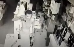 Terekam CCTV, Pencuri Tanpa Baju Gasak Puluhan HP di Ponorogo