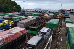 Jelang Ramadan, Ratusan Truk Menumpuk di Pelabuhan Merak Cilegon