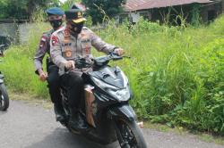 Tempuh Jalan Rusak 30 Km, Kapolda Pakai Motor Ojek Distribusikan Bantuan bagi Korban Bencana di NTT